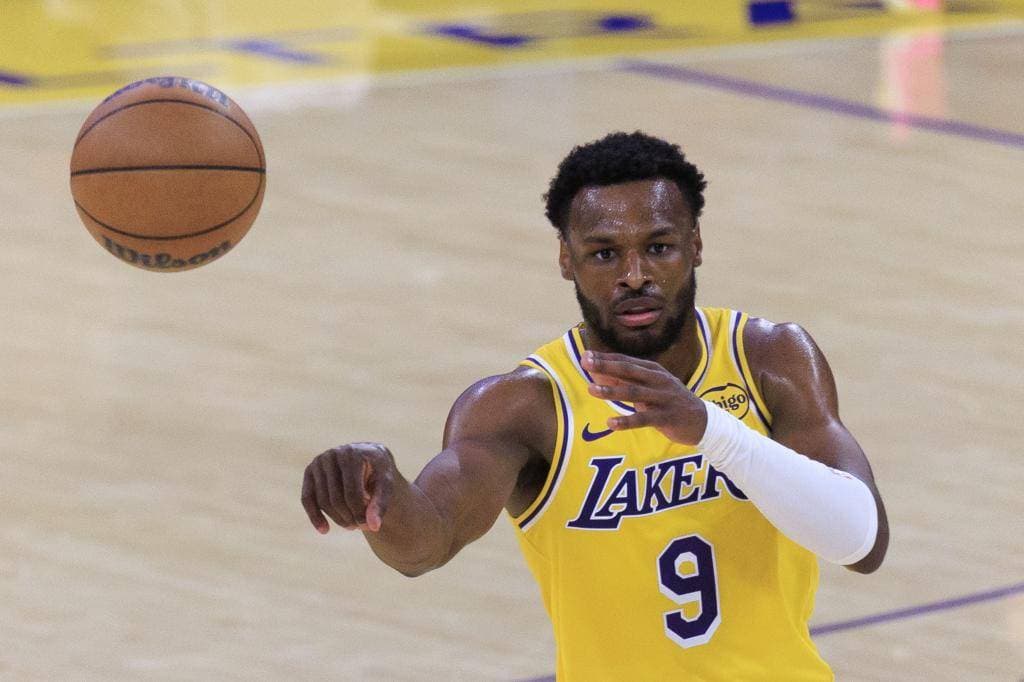 Bronny James, en un momento del partido entre Rockets y Lakers.