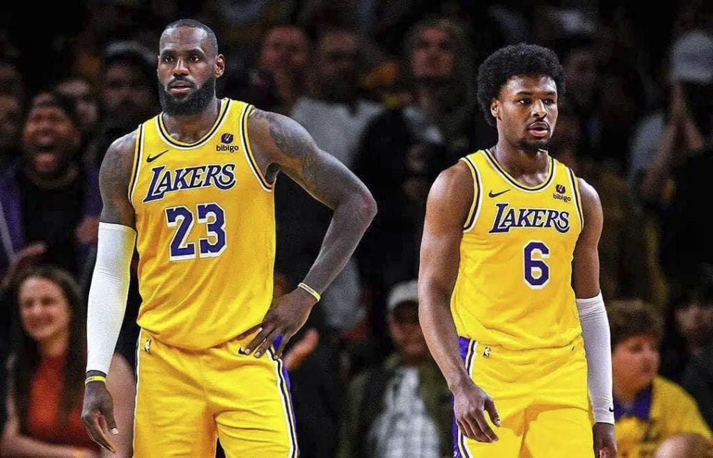 LeBron James y Bronny James en un partido de los Lakers