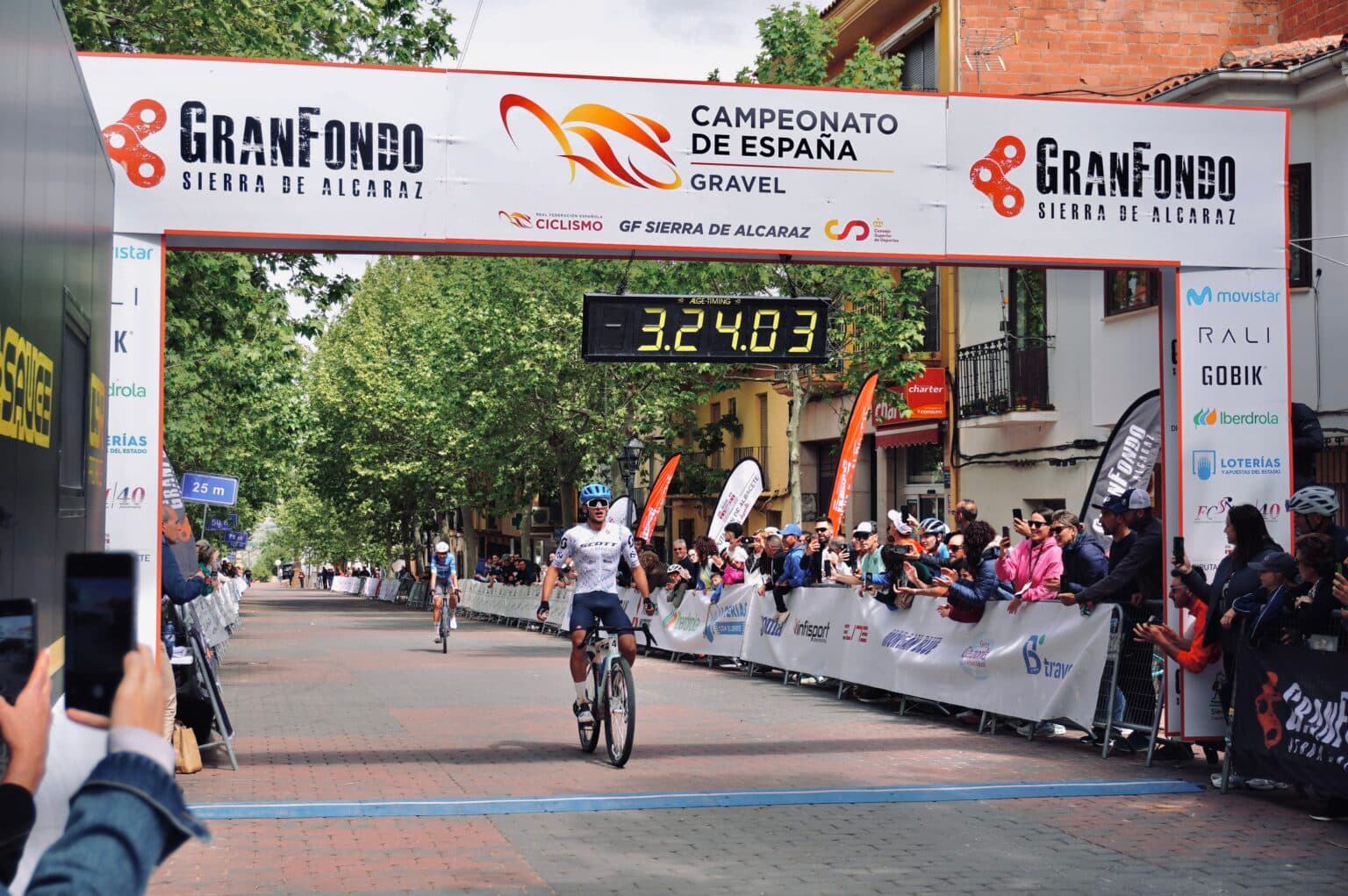 Alberto Barroso celebra la victoria en meta.