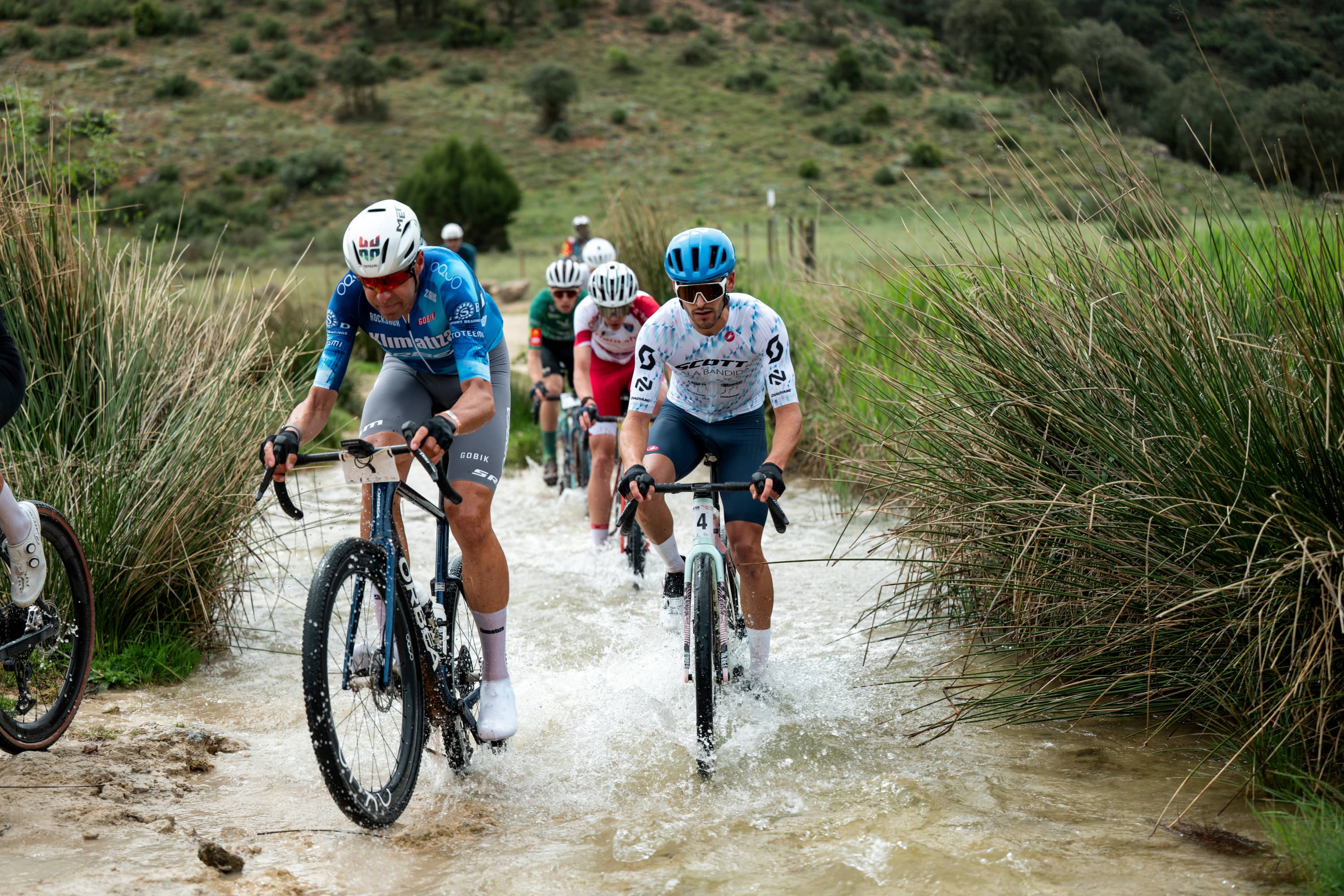 Los corredores, durante uno de los tramos de gravel.