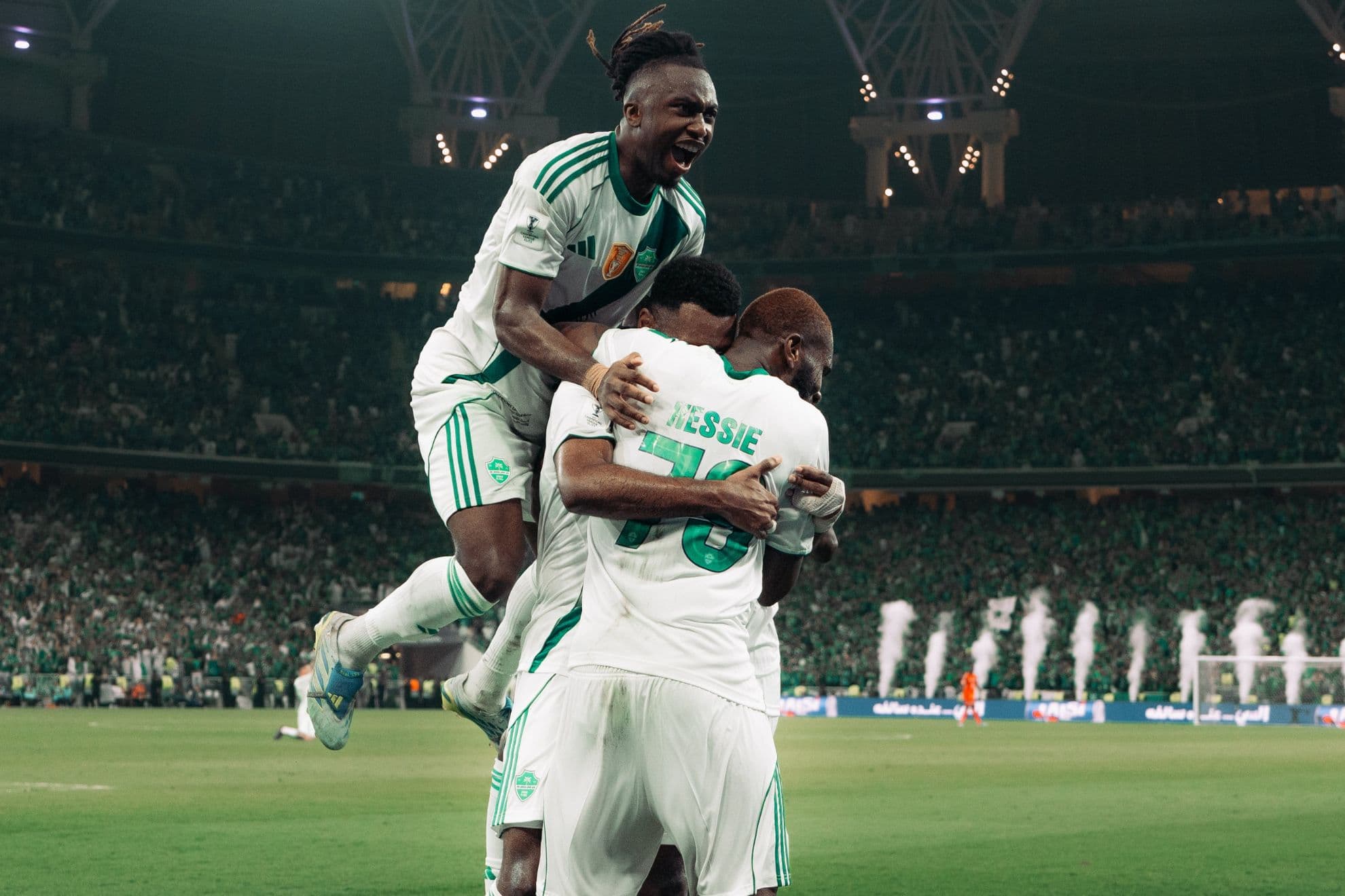 Los jugadores de Al Ahli celebran el gol de la victoria