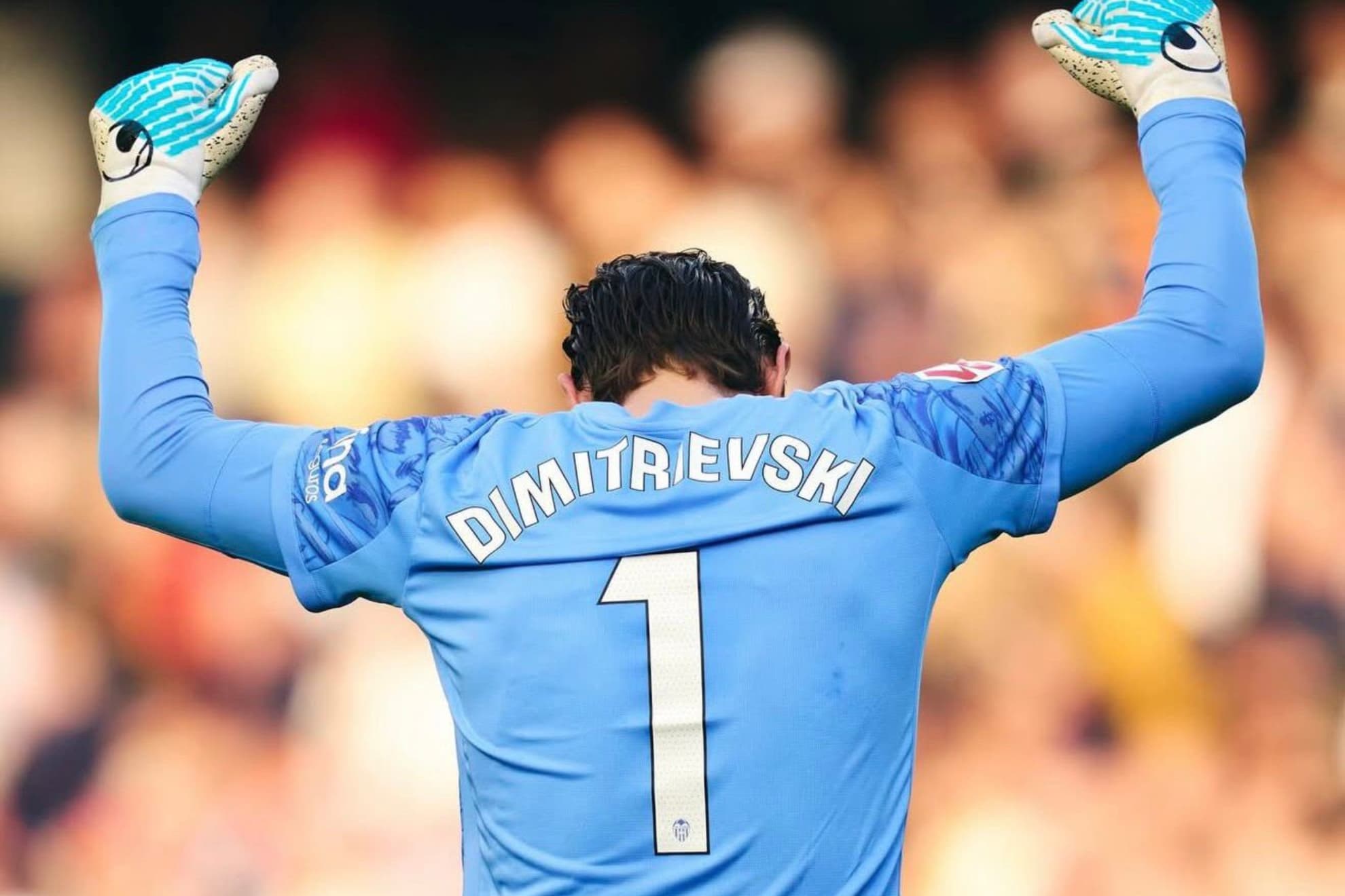 Dimitrievski celebra una parada con el Valencia.