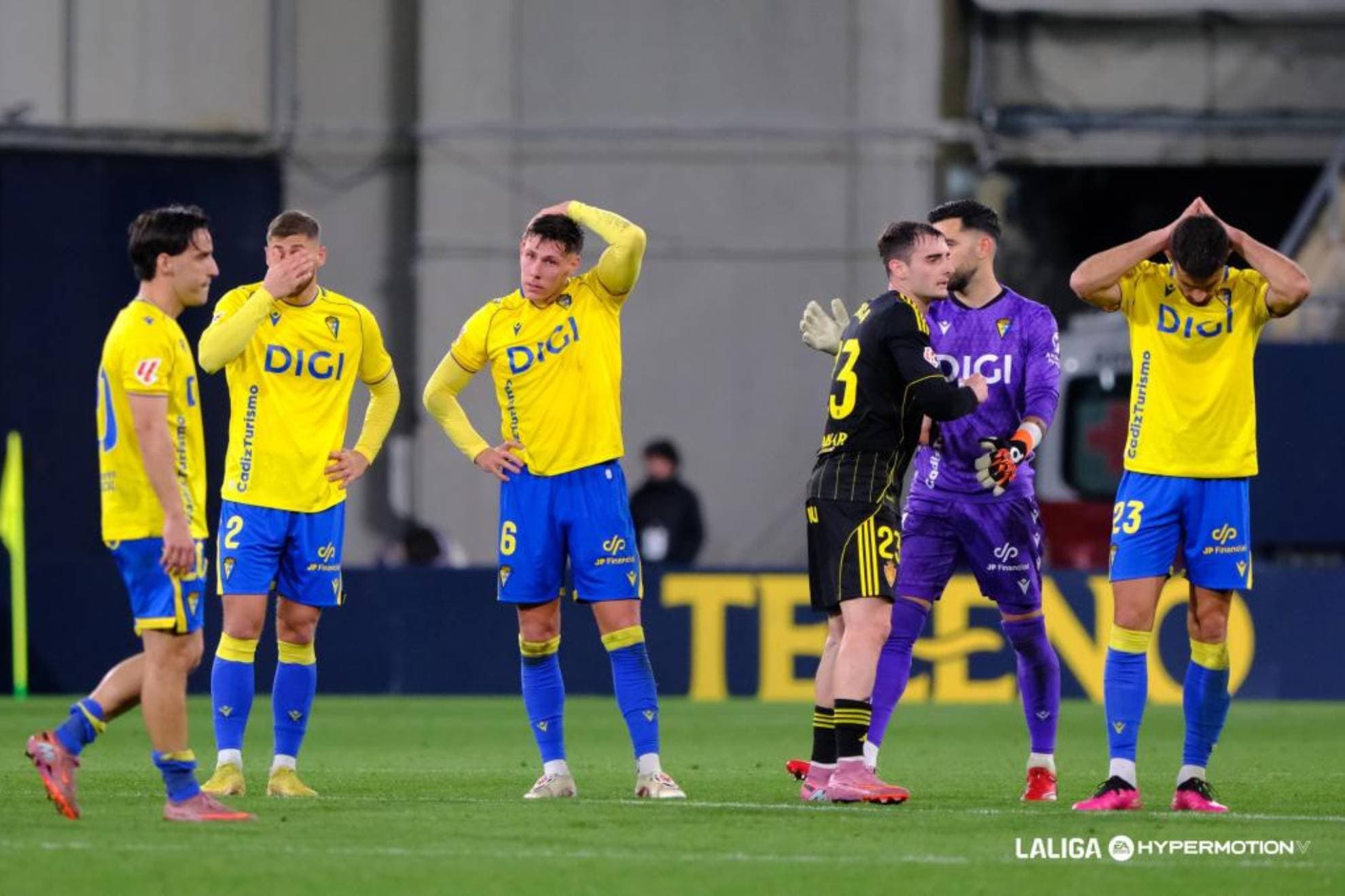 Los jugadores del Cádiz cabizbajos tras una derrota en liga.