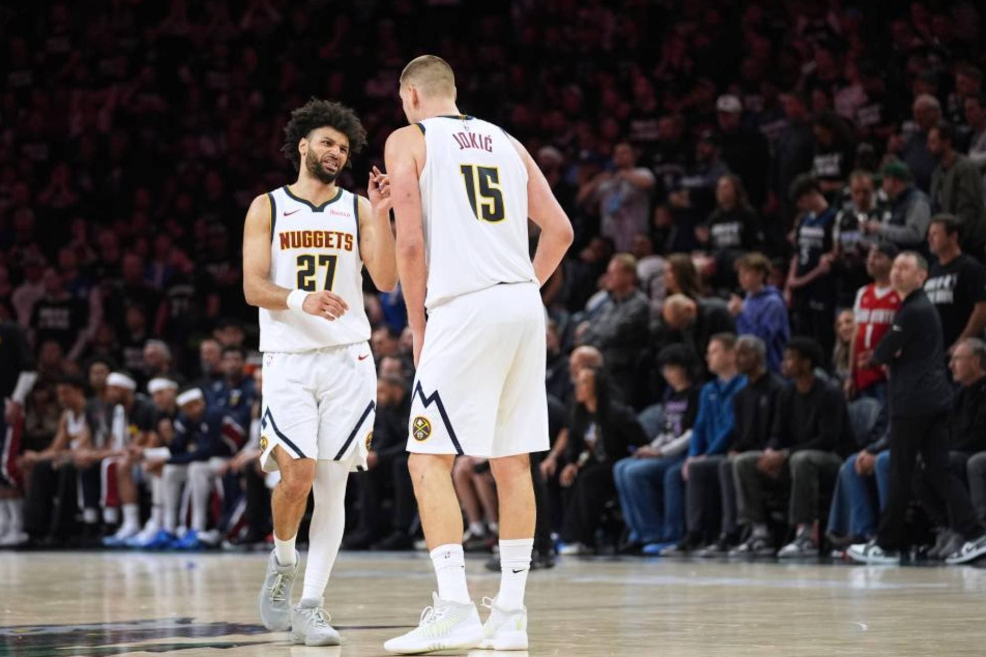 Jokic y Murray charlan durante un momento del encuentro.