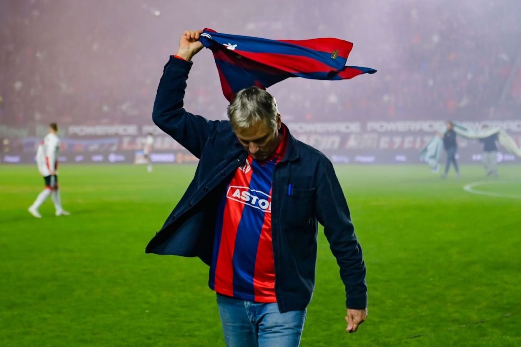 Viggo Mortensen, homenajeado durante el partido de San Lorenzo de Almagro contra River en 2023.