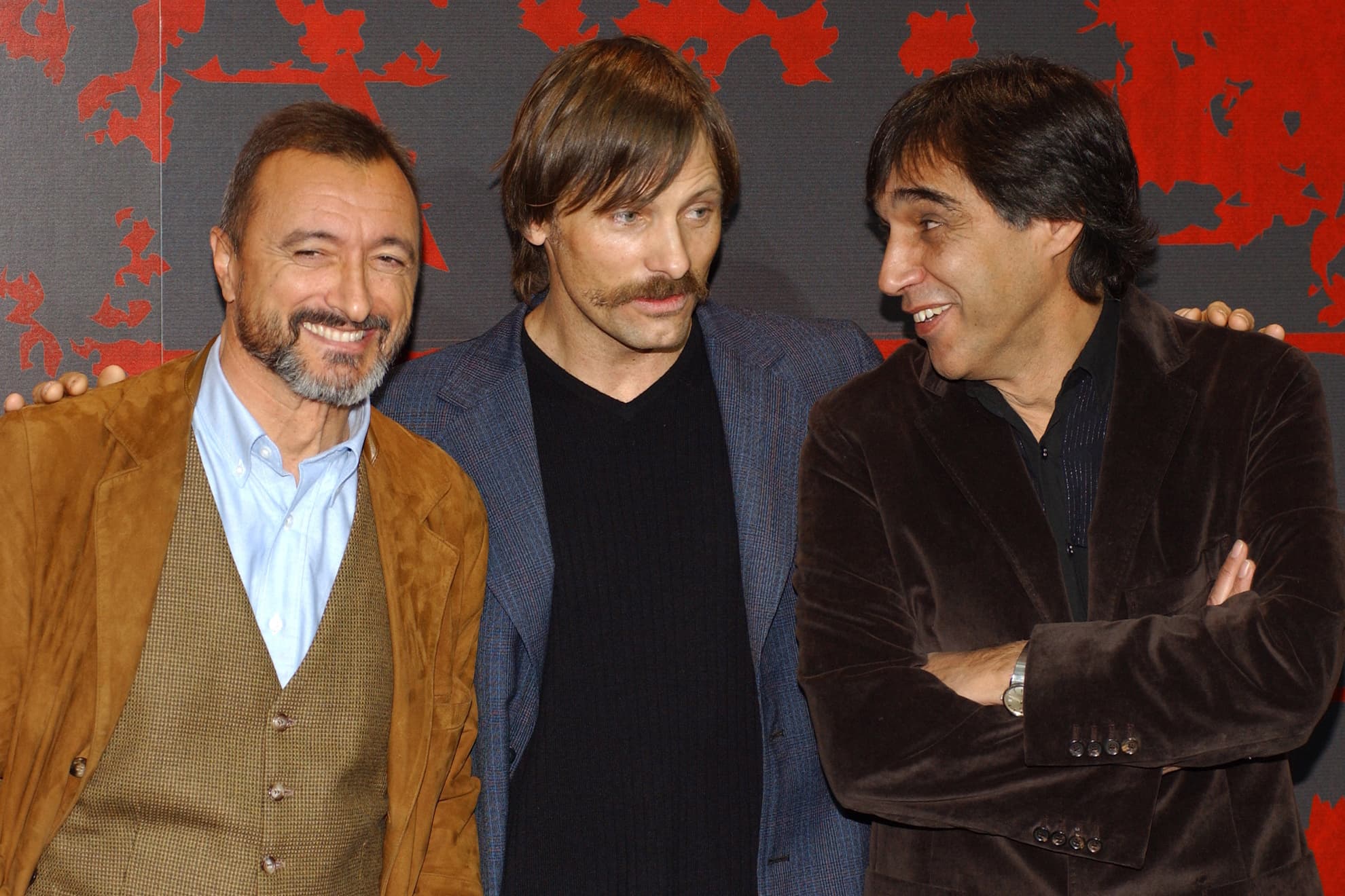 Arturo Pérez Reverte, Viggo Mortensen y el director Agustín Dias Yanes.