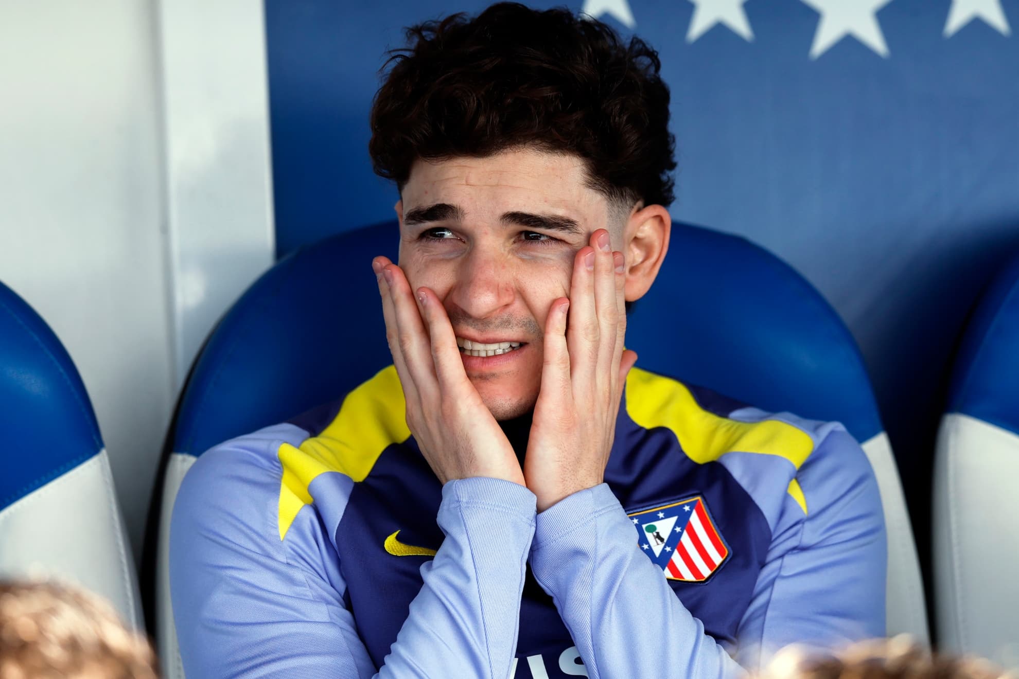 JULIÁN ALVAREZ, EN EL BANQUILLO.