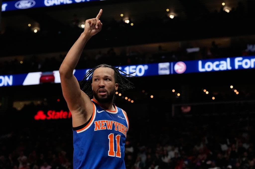 Jalen Brunson celebra una canasta durante el partido.