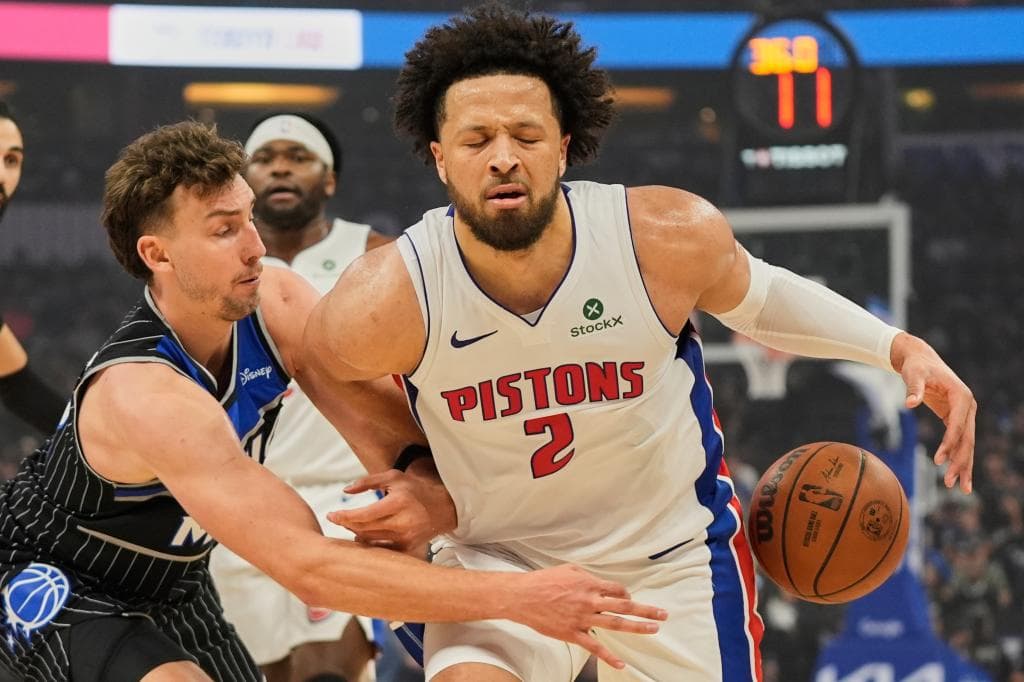 Franz Wagner intenta robarle el balón a Cade Cunningham.