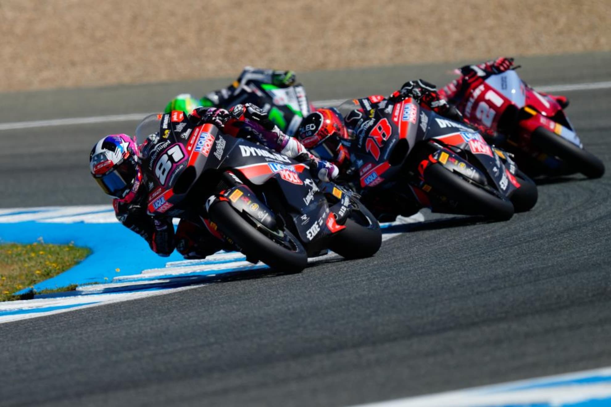 Senna Agius, delante de Manu González, en Jerez.