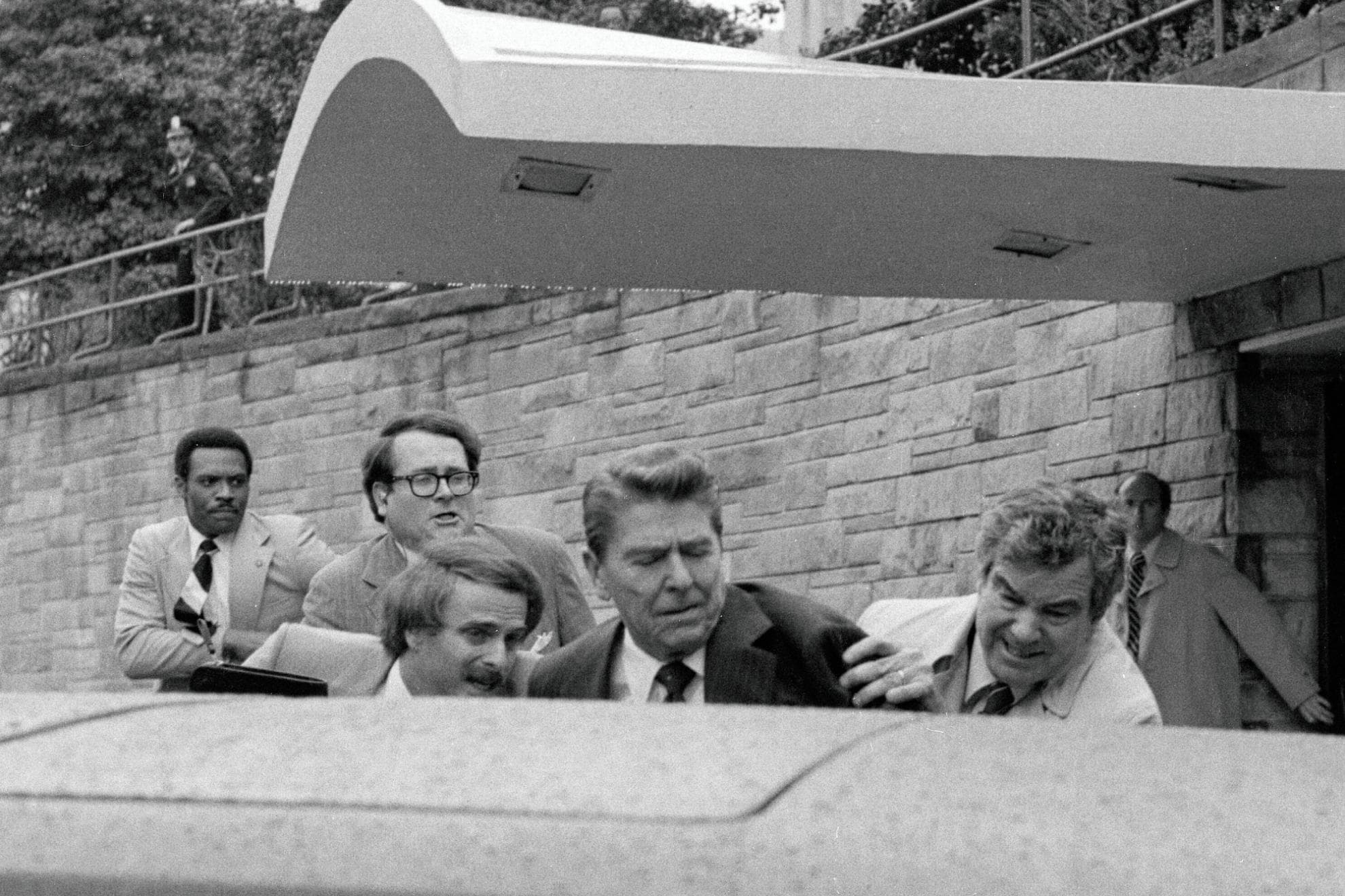 Ronald Reagan es introducido en la limusina presidencial por agentes del Servicio Secreto tras ser disparado frente al hotel Hilton de Washington el 30 de marzo de 1981.