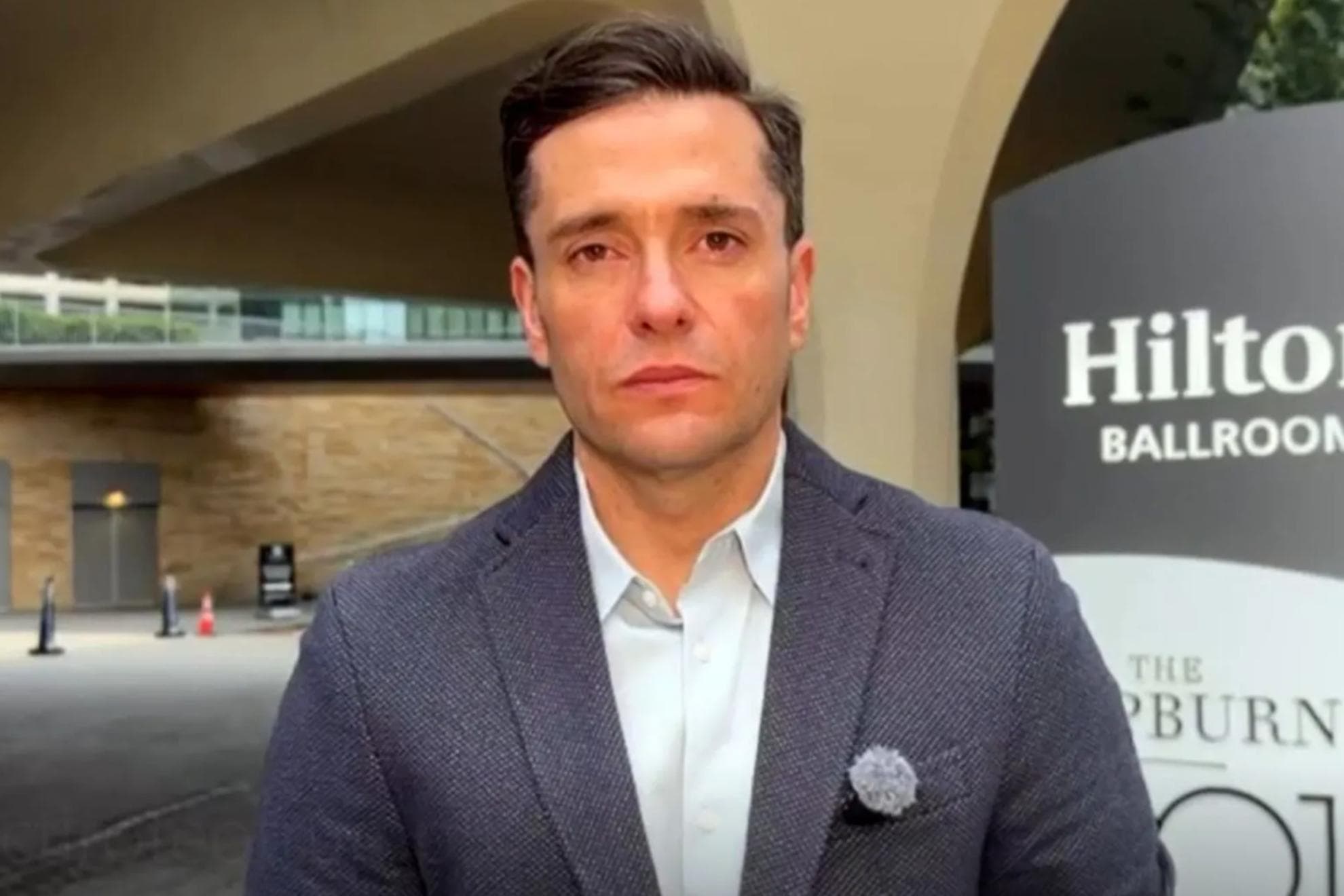 El periodista español David Alandete, atendiendo a 'Informativos Telecinco' desde el hotel Hilton de Washington.