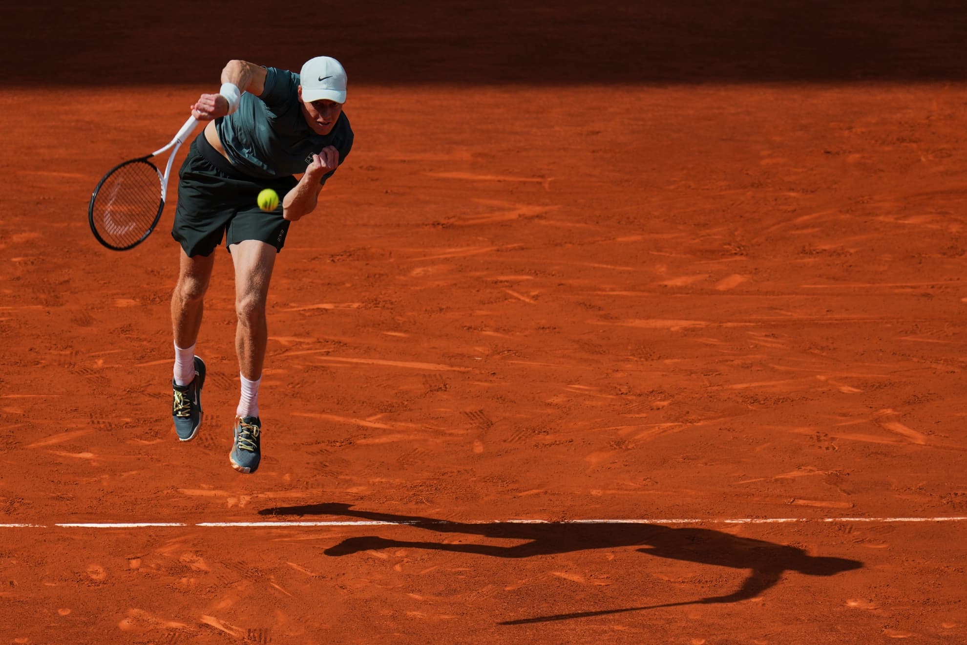 Sinner, en el momento del saque.