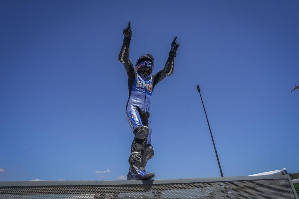 Álex Márquez, con la afición.