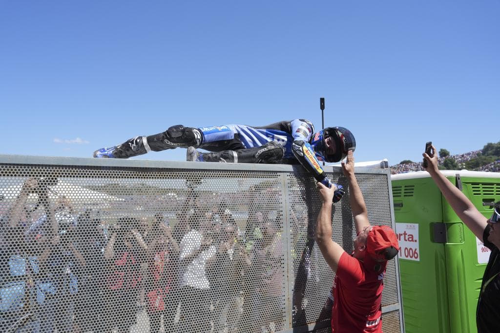 Álex Márquez, con los fans.