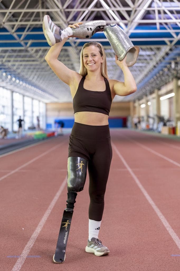 Desirée Vila, con la prótesis de correr, sujeta la prótesis de calle.