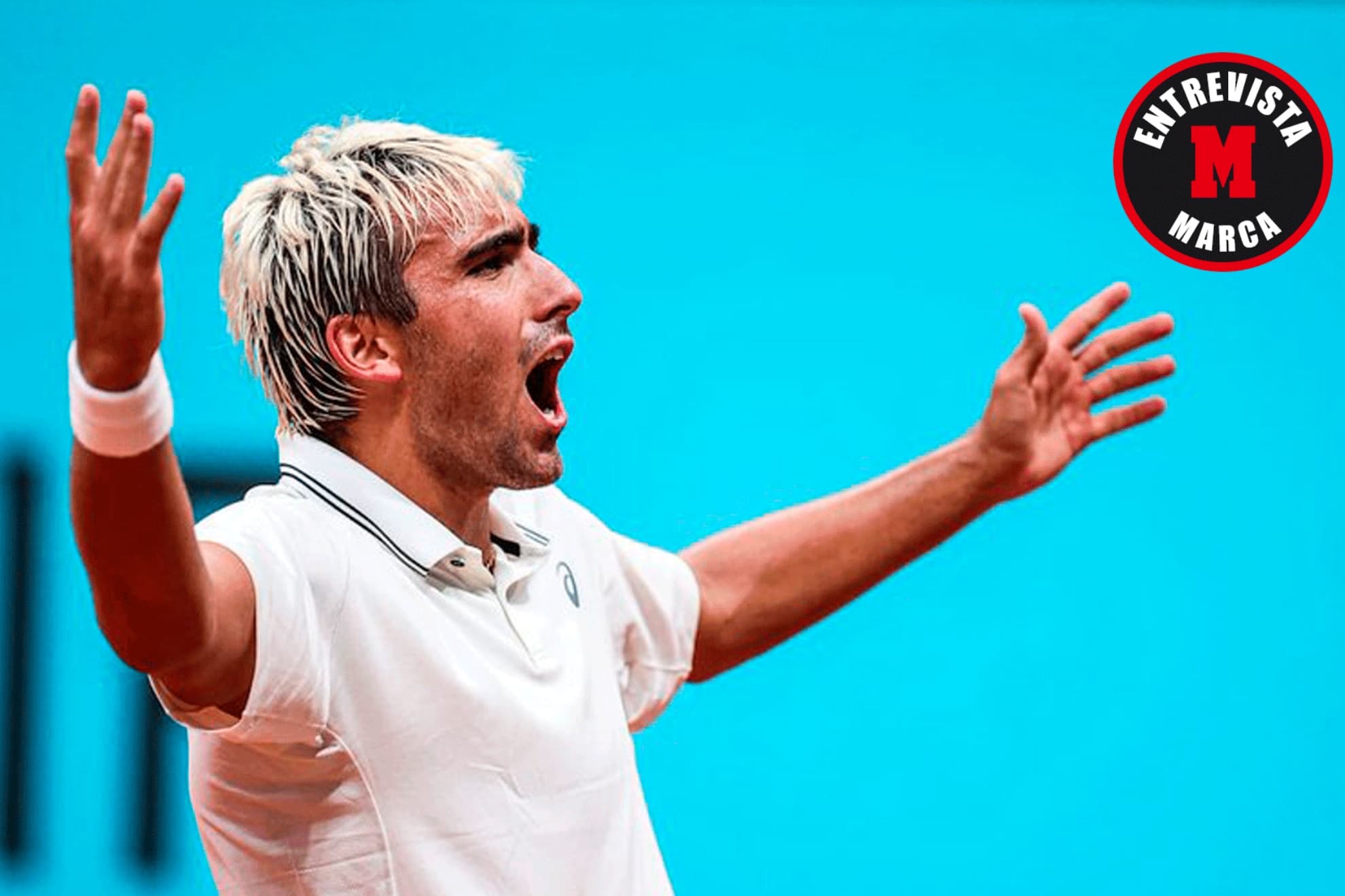 Mérida levanta los brazos.