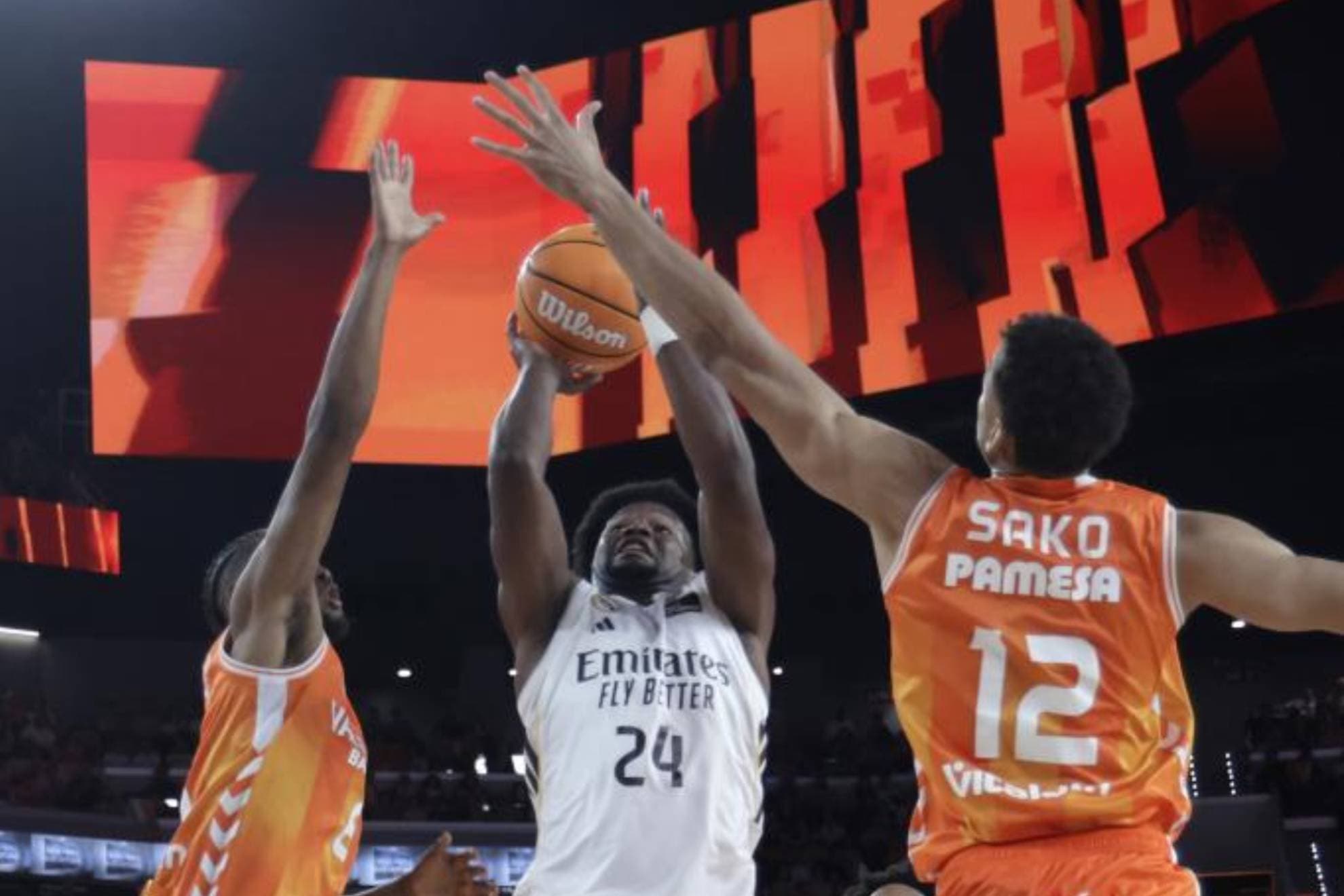 Andrés Feliz entra a canasta entre la defensa de Jean Montero y Neal Sako.