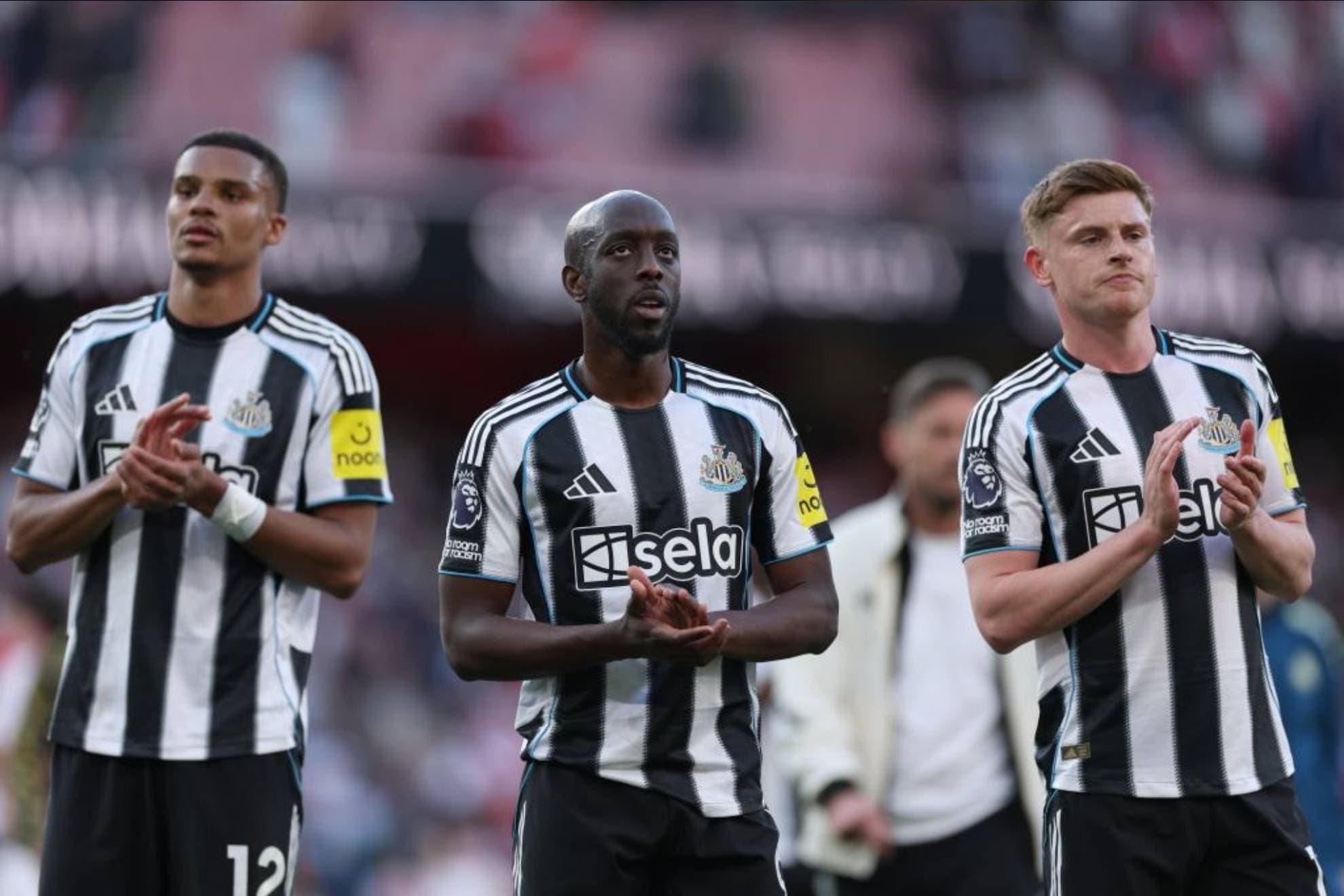 Thiaw, Wissa y Barnes aplauden a la grada