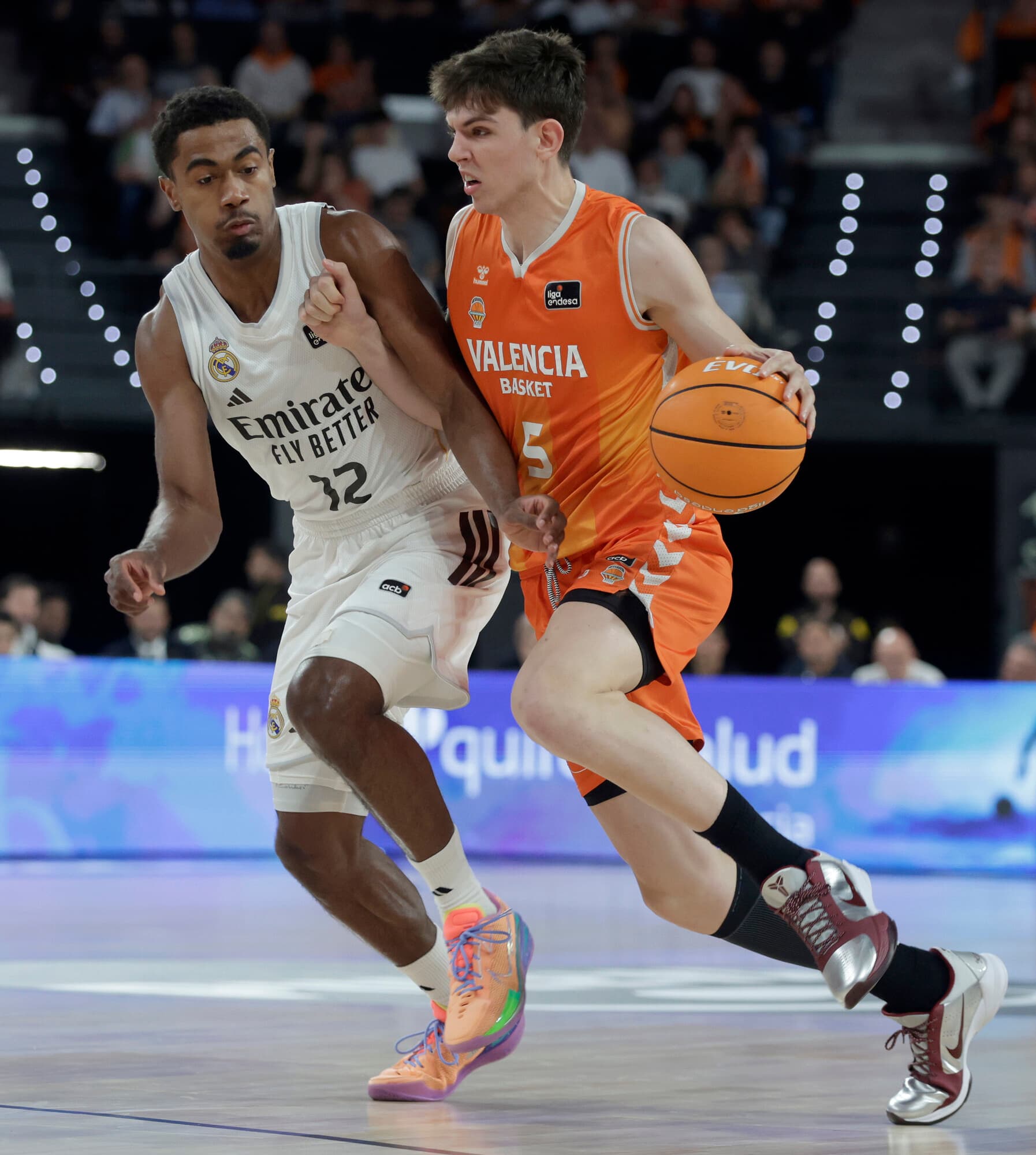 Sergio De Larrea intenta superar la defensa de Theo Maledon.