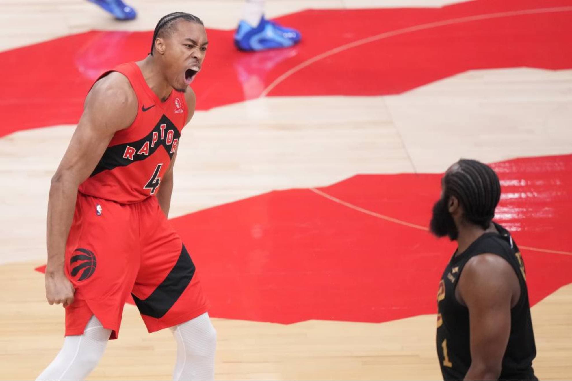 Scottie Barnes celebra una canasta de los Raptors ante la mirada de James Harden.