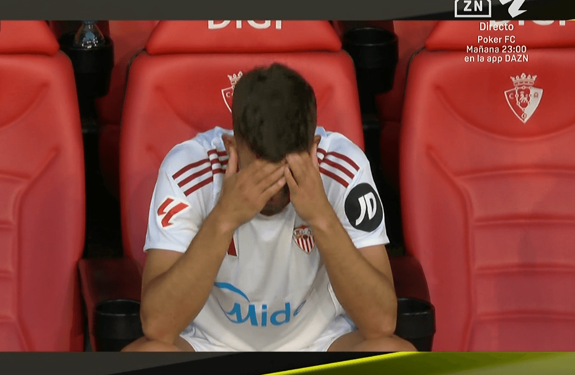 Kike Salas, hundido en el banquillo al final del partido.