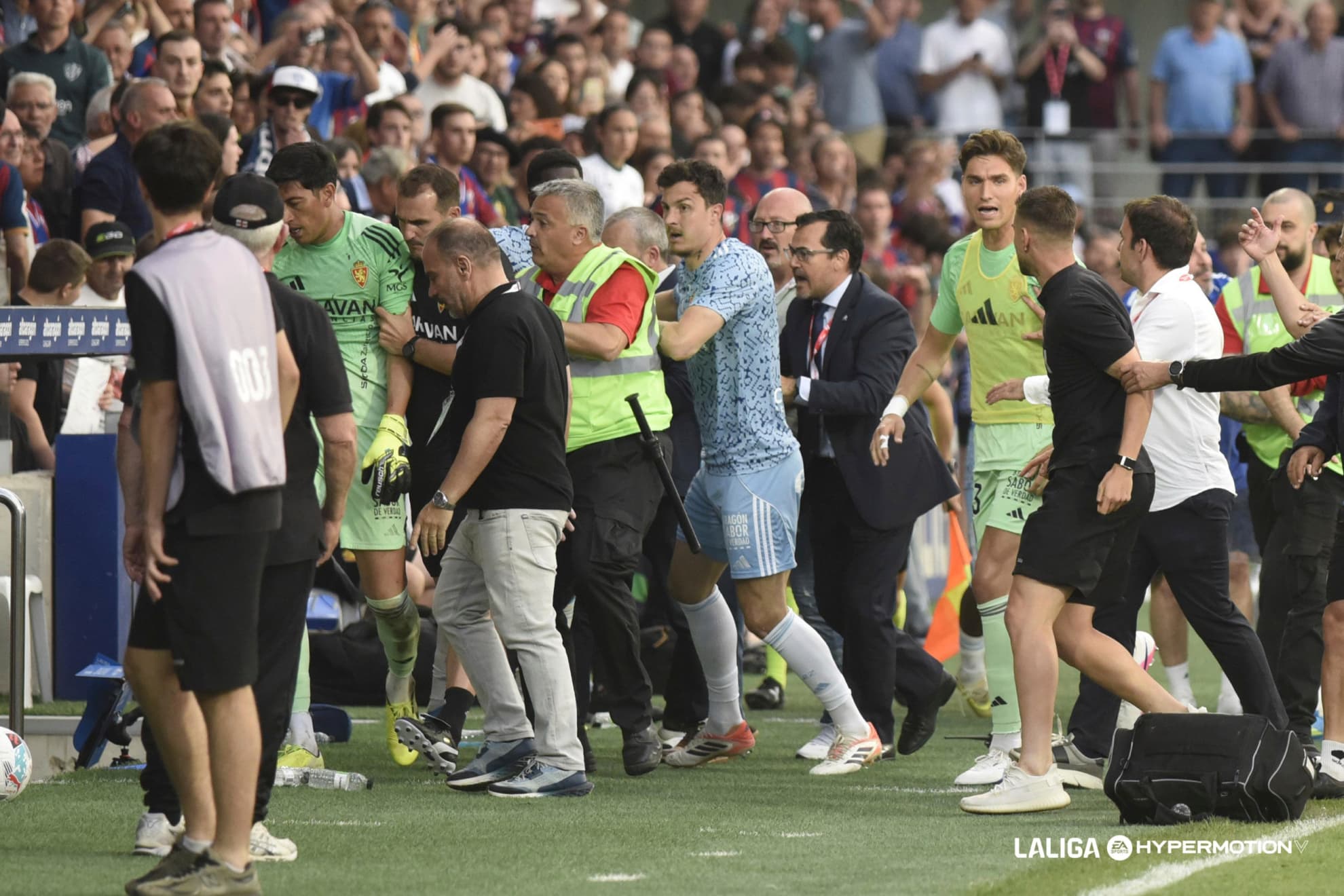Un momento de la tangana del Huesca-Zaragoza.