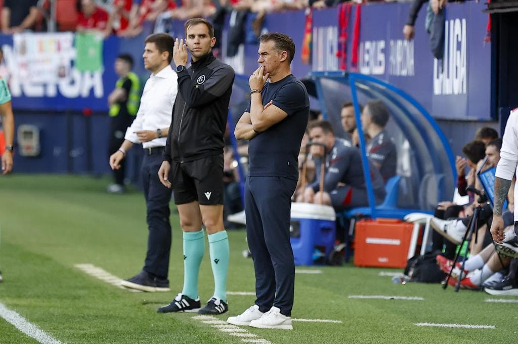 Luis García Plaza, entrenador del Sevilla, con gesto serio en el banquillo de El Sadar.