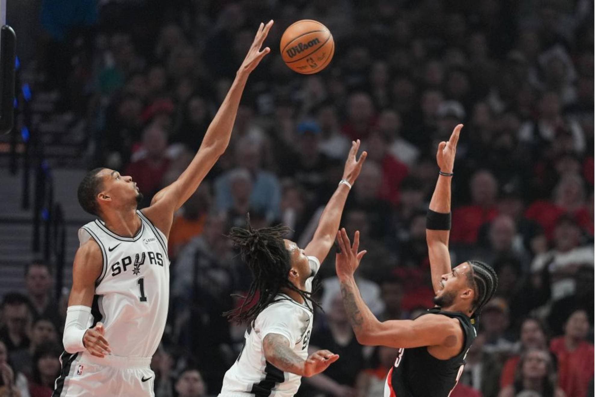 Victor Wembanyama tapona el lanzamiento de Toumani Camara.