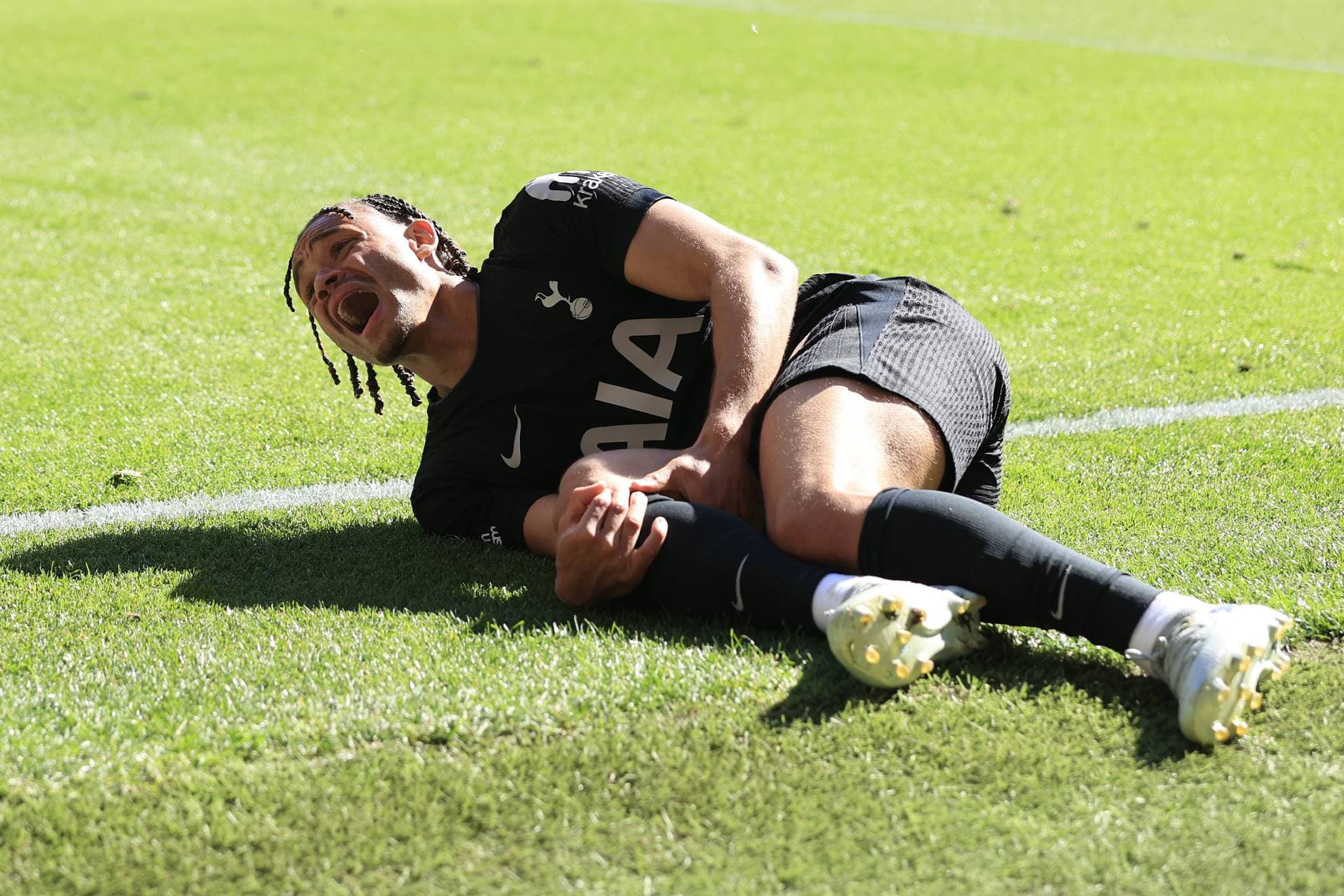 Xavi Simons, en el momento de la lesión.