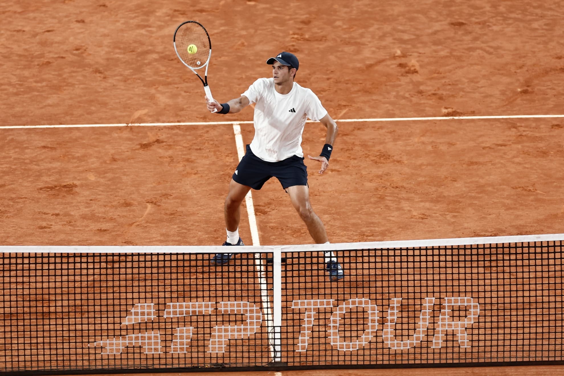 Jódar ejecuta una volea.