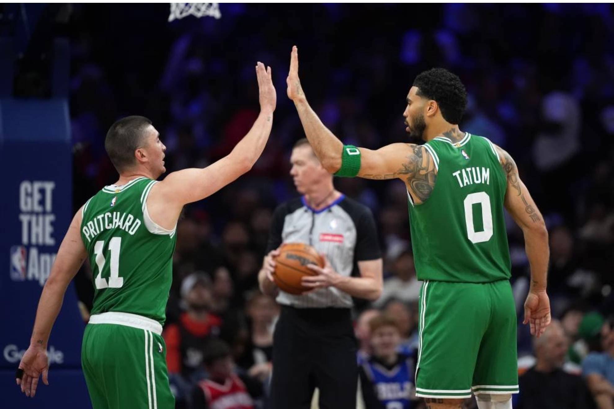 Payton Pritchard y Jayson Tatum celebran una acción en el cuarto partido ante los Sixers.