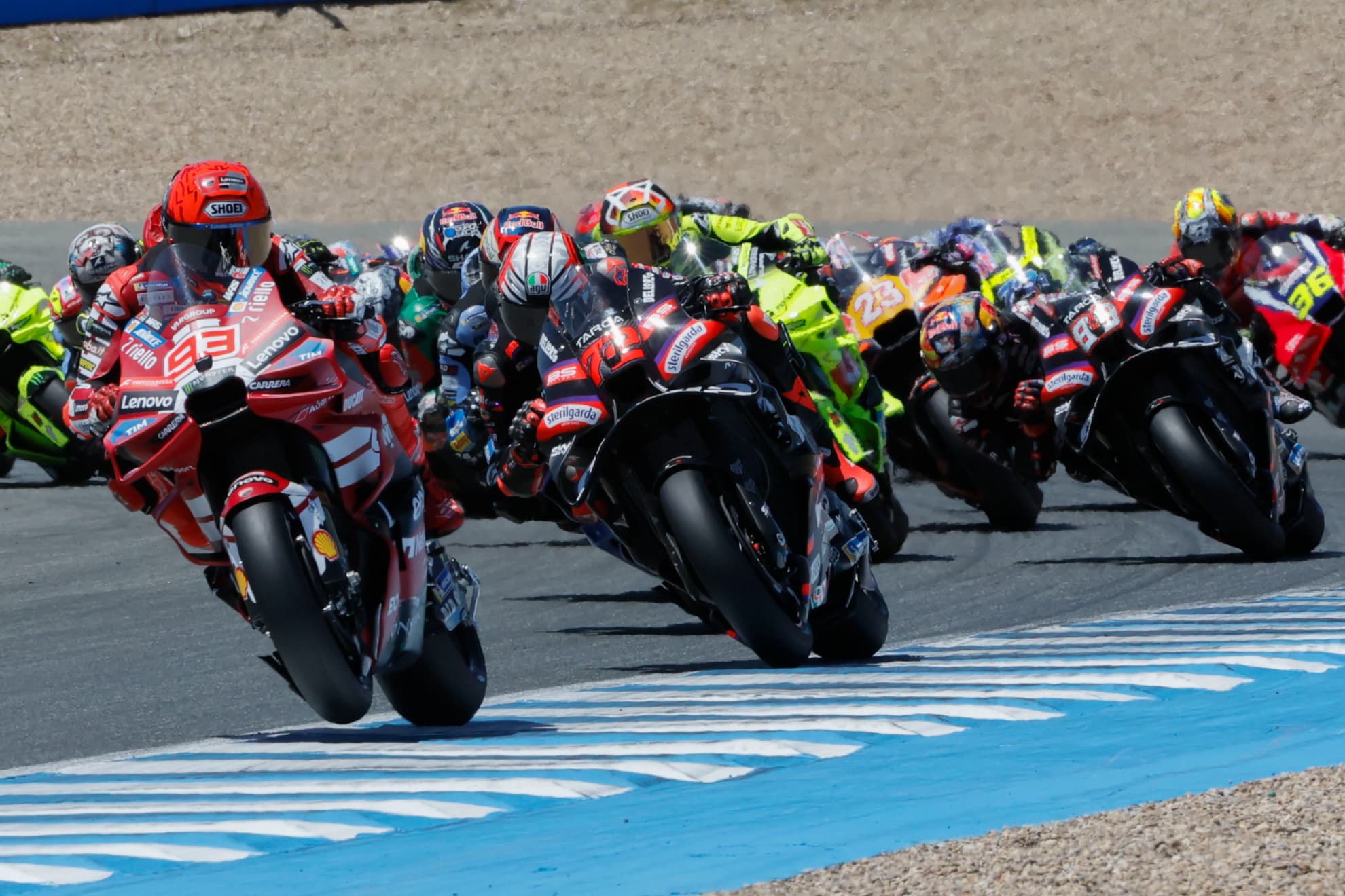 Marc Márquez lidera en Jerez, perseguido por 'Bez' y 'Martinator'.