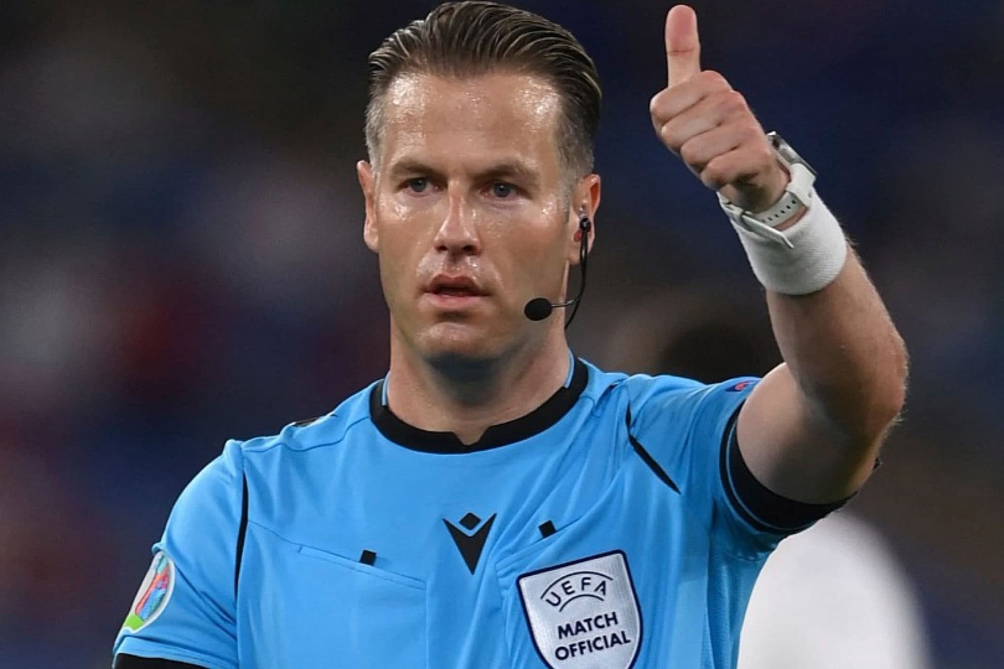 Danny Makkelie dirigiendo un partido.