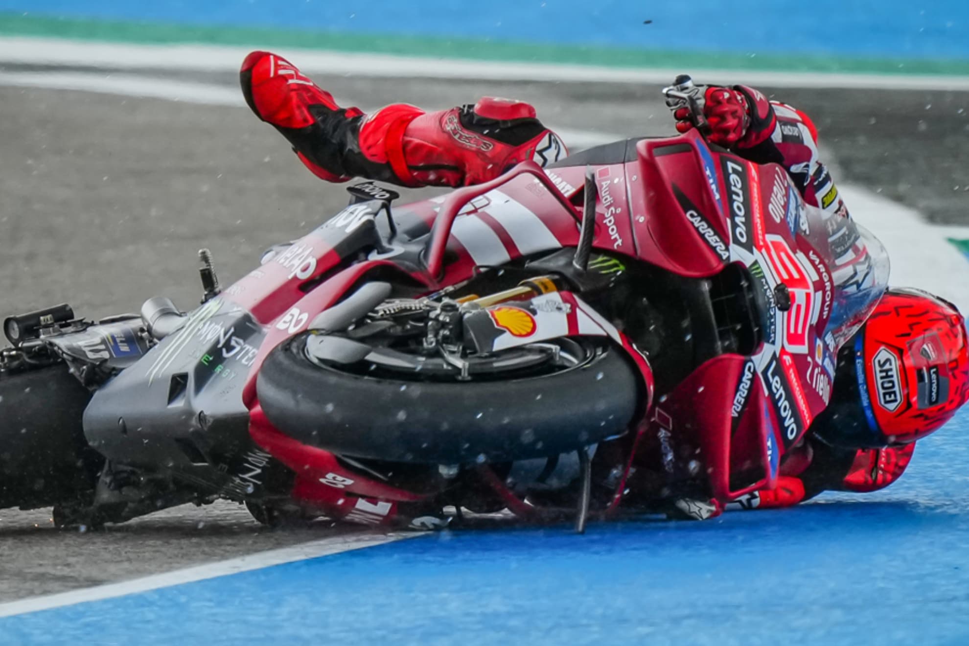 Marc se va al suelo en el Sprint de Jerez.