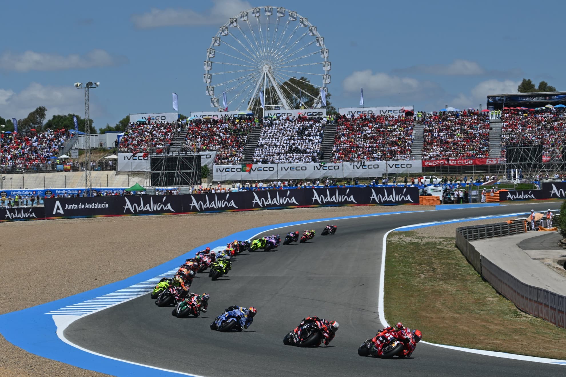 Marc lidera el pelotón en la salida del GP de España de MotoGP.