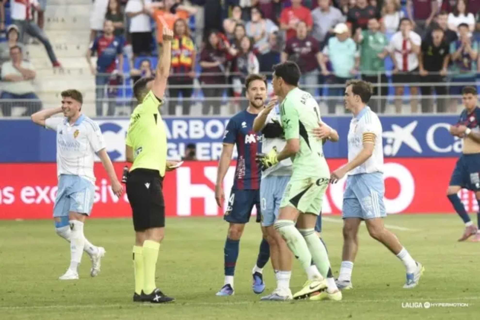 Andrada ve la tarjeta roja antes de agredir a Pulido con un puñetazo.
