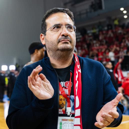 Ofer Yannay aplaude tras un partido del Hapoel Tel Aviv.