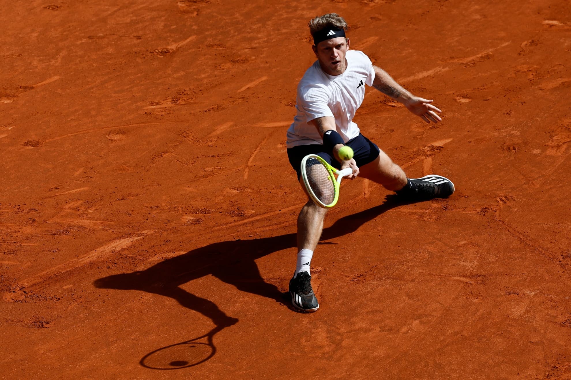 Davidovich devuelve una pelota.