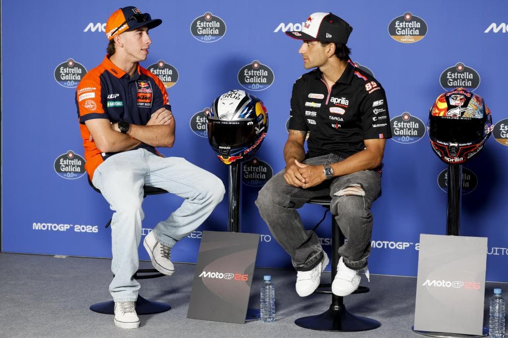 Acosta habla con Jorge Martín, en Jerez.