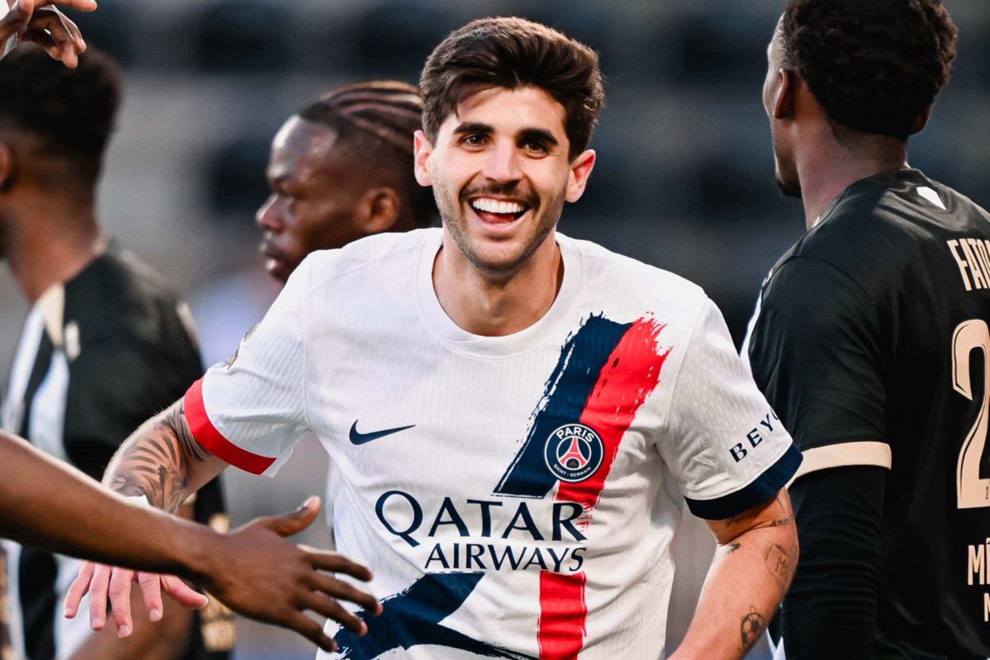 Lucas Beraldo celebra su gol contra el Angers