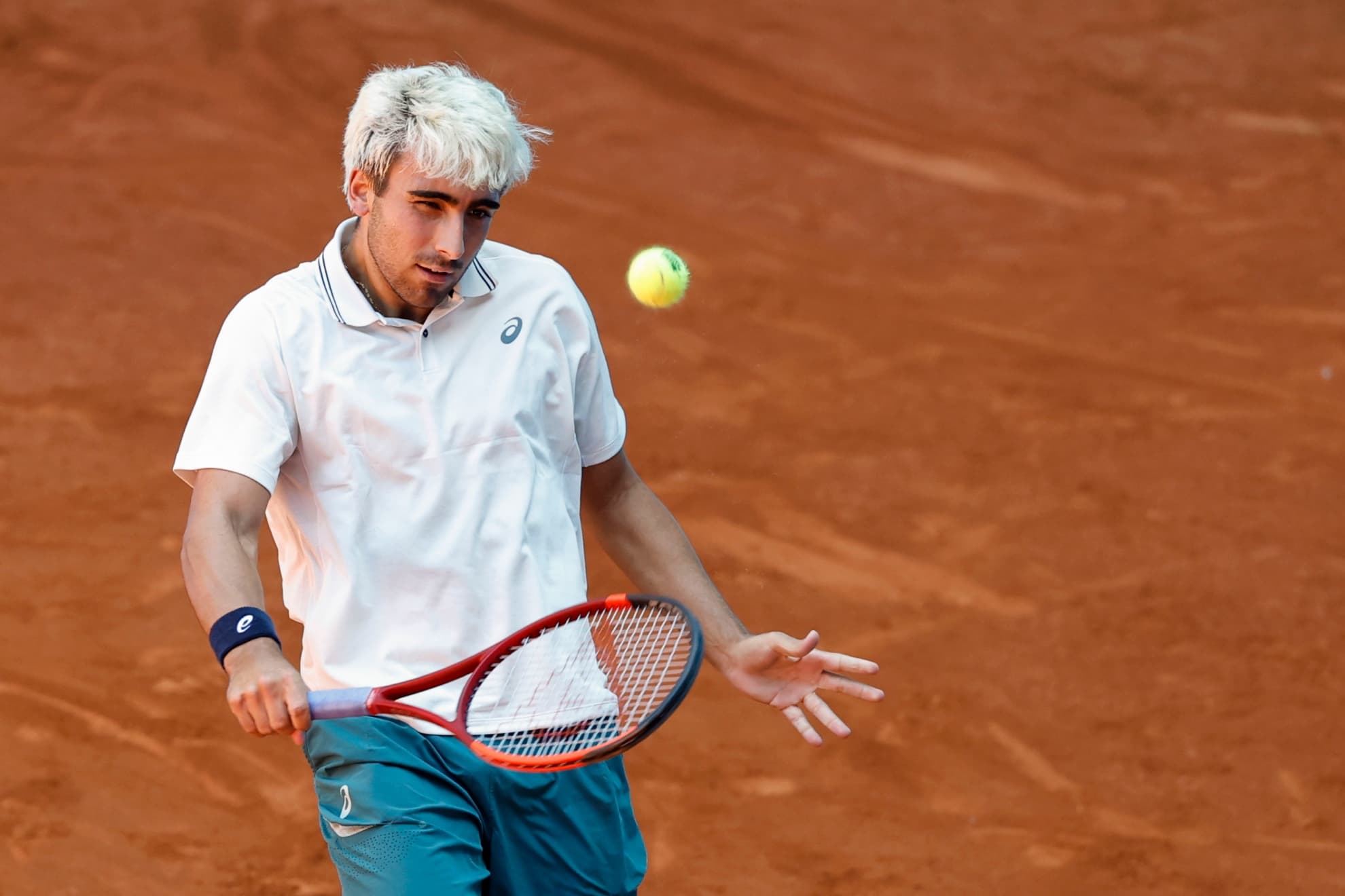 Mérida juega con la pelota durante el partido.