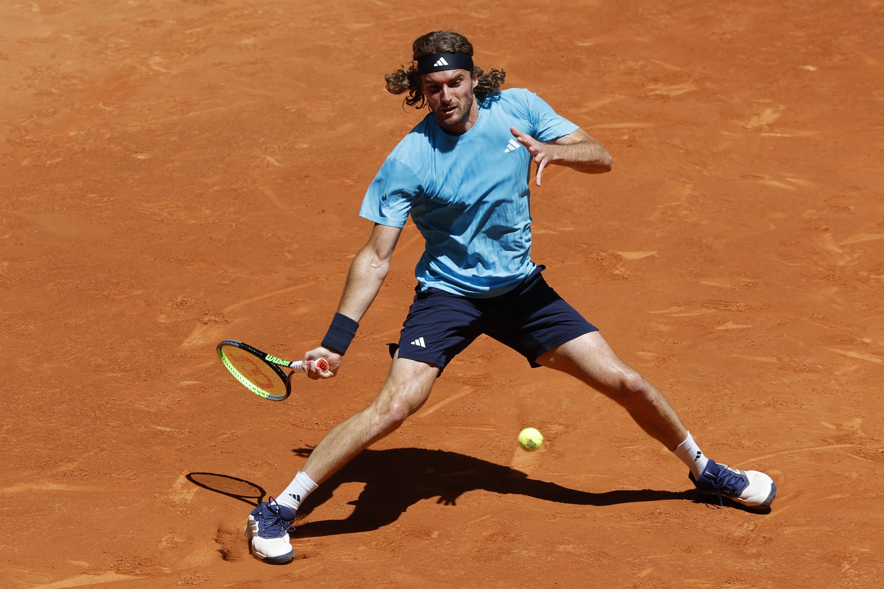 Tsitsipas pega de derecha.