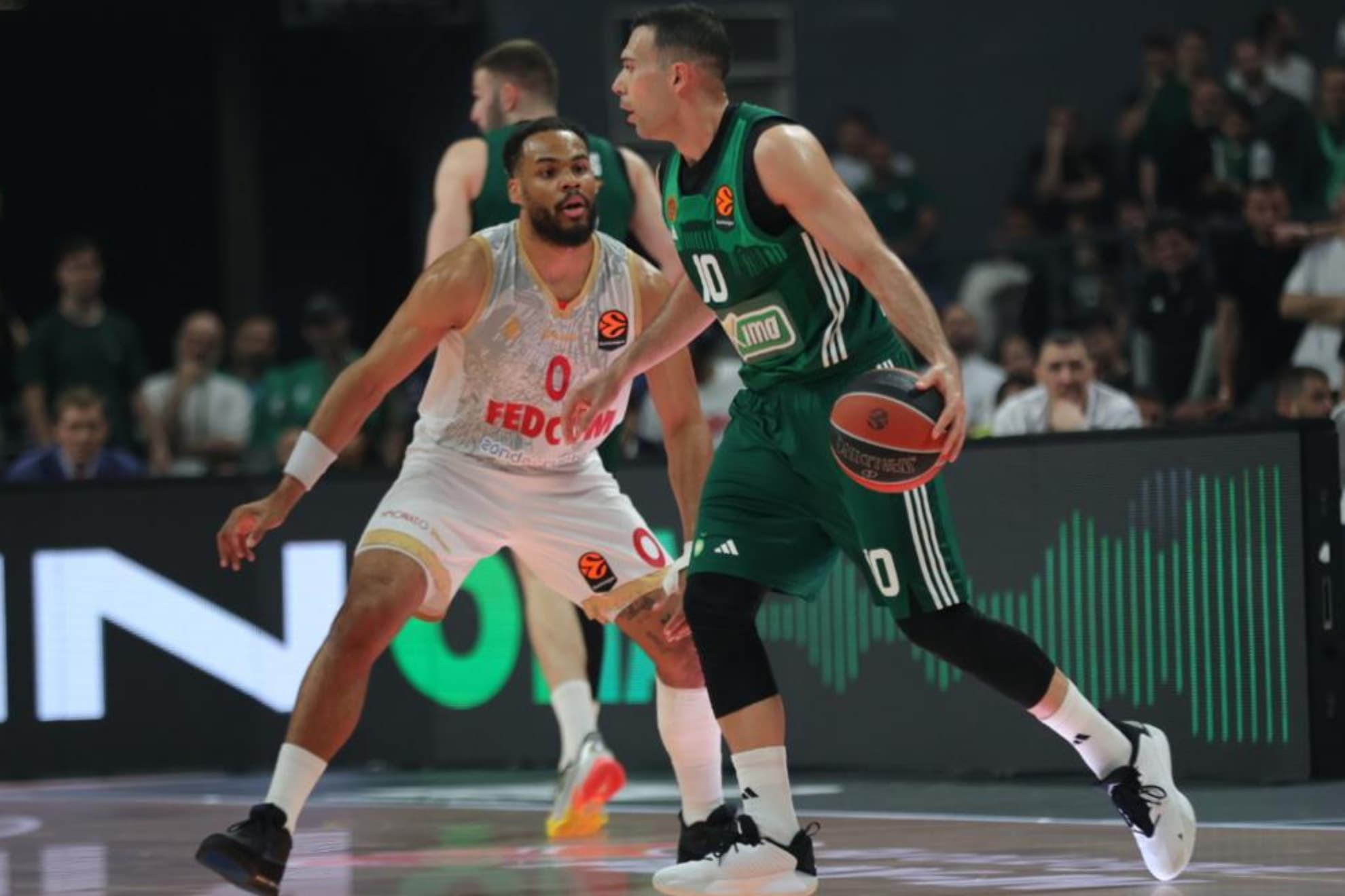 Kostas Sloukas ante Elie Okobo en un partido del Panathinaikos en la Euroliga.