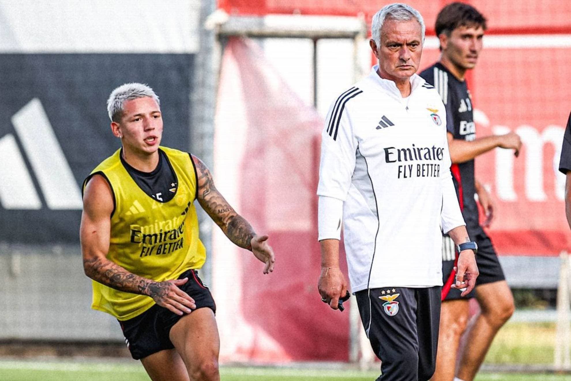 Mourinho, al lado de Prestianni en un entrenamiento