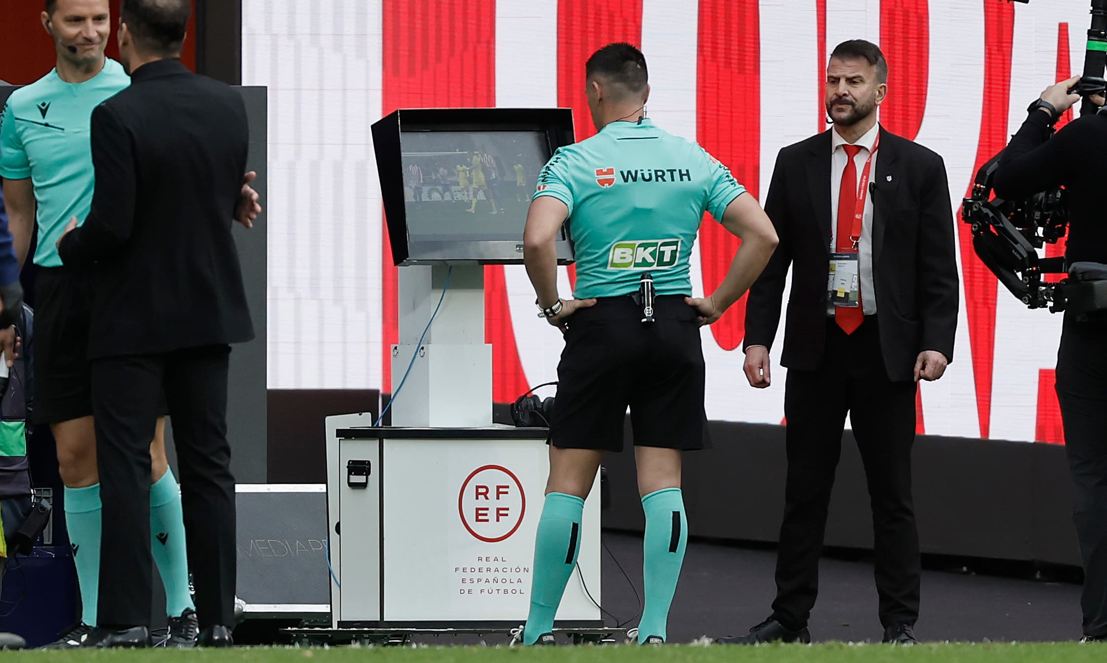 El árbitro revisa una posible expulsión durante el Atlético-Getafe.