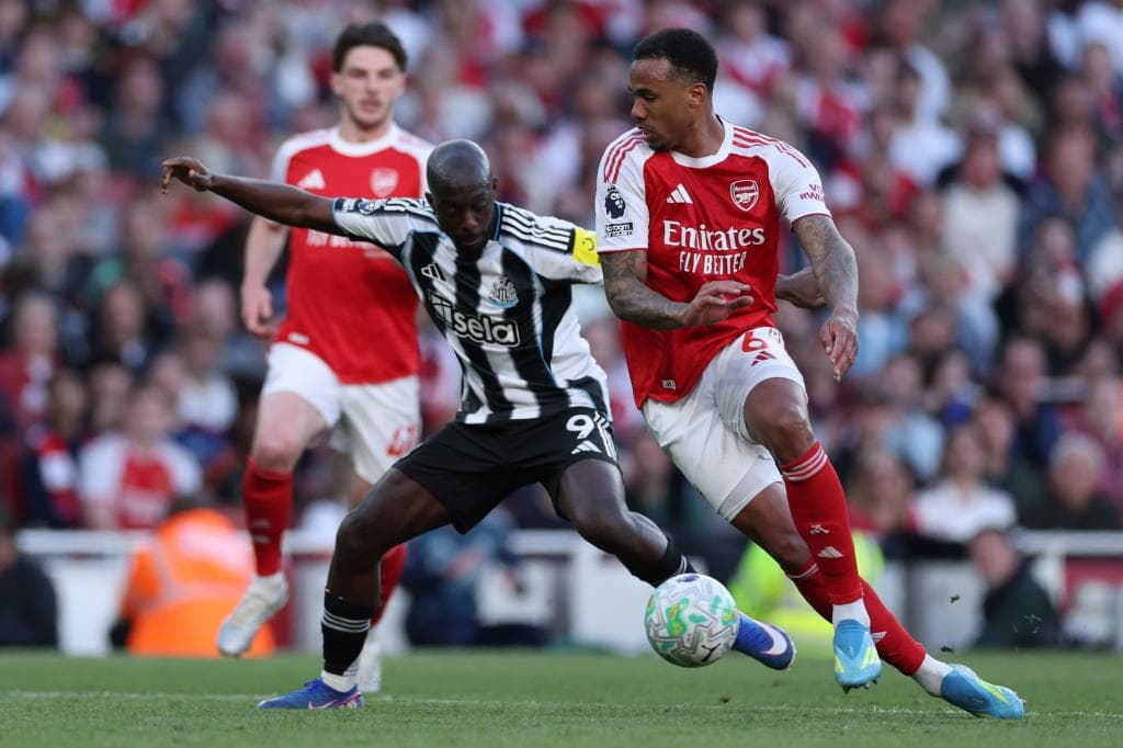 Wissa disputa un balón con Gabriel