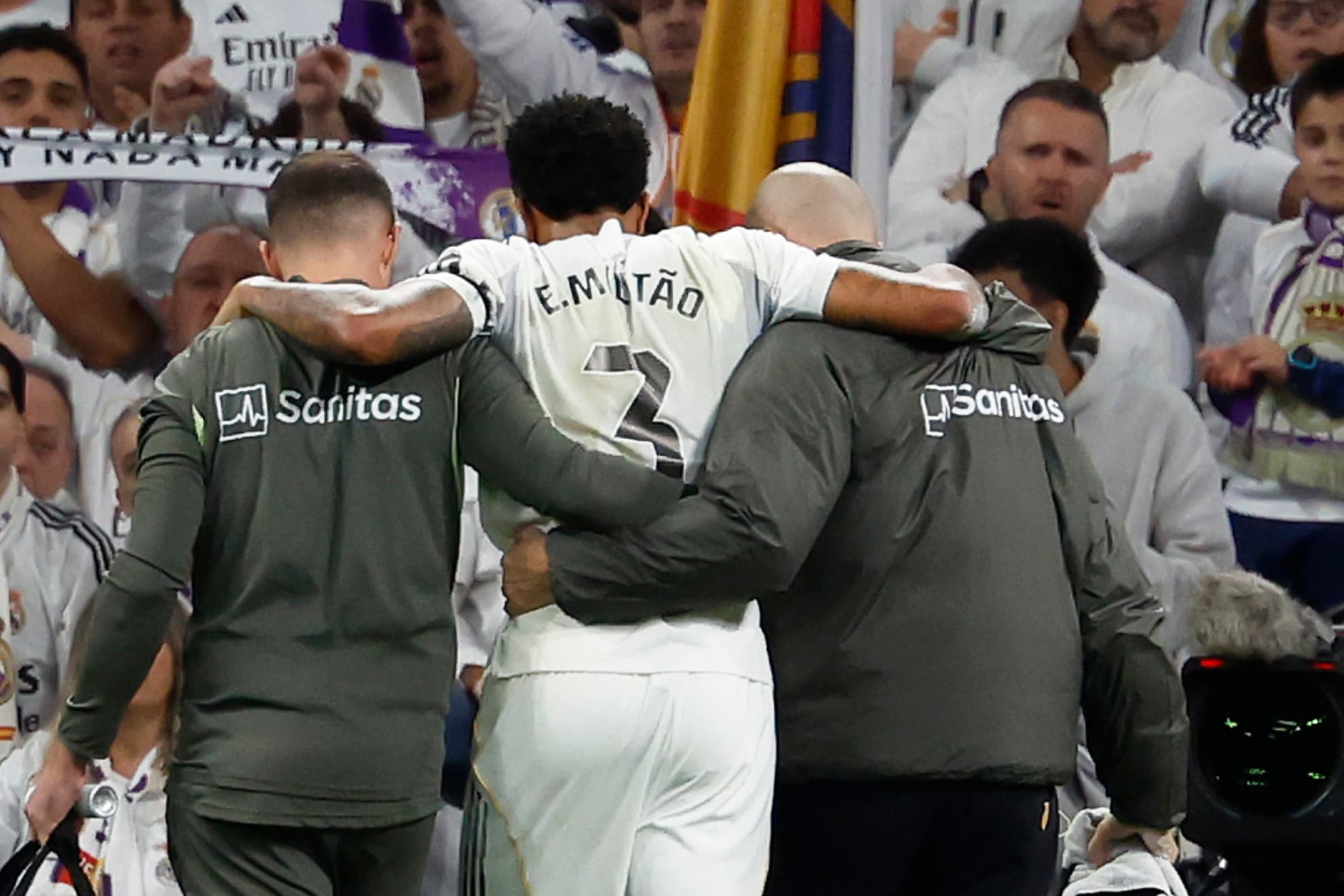 Militao es ayudado por los médicos tras una de sus lesiones de la temporada.