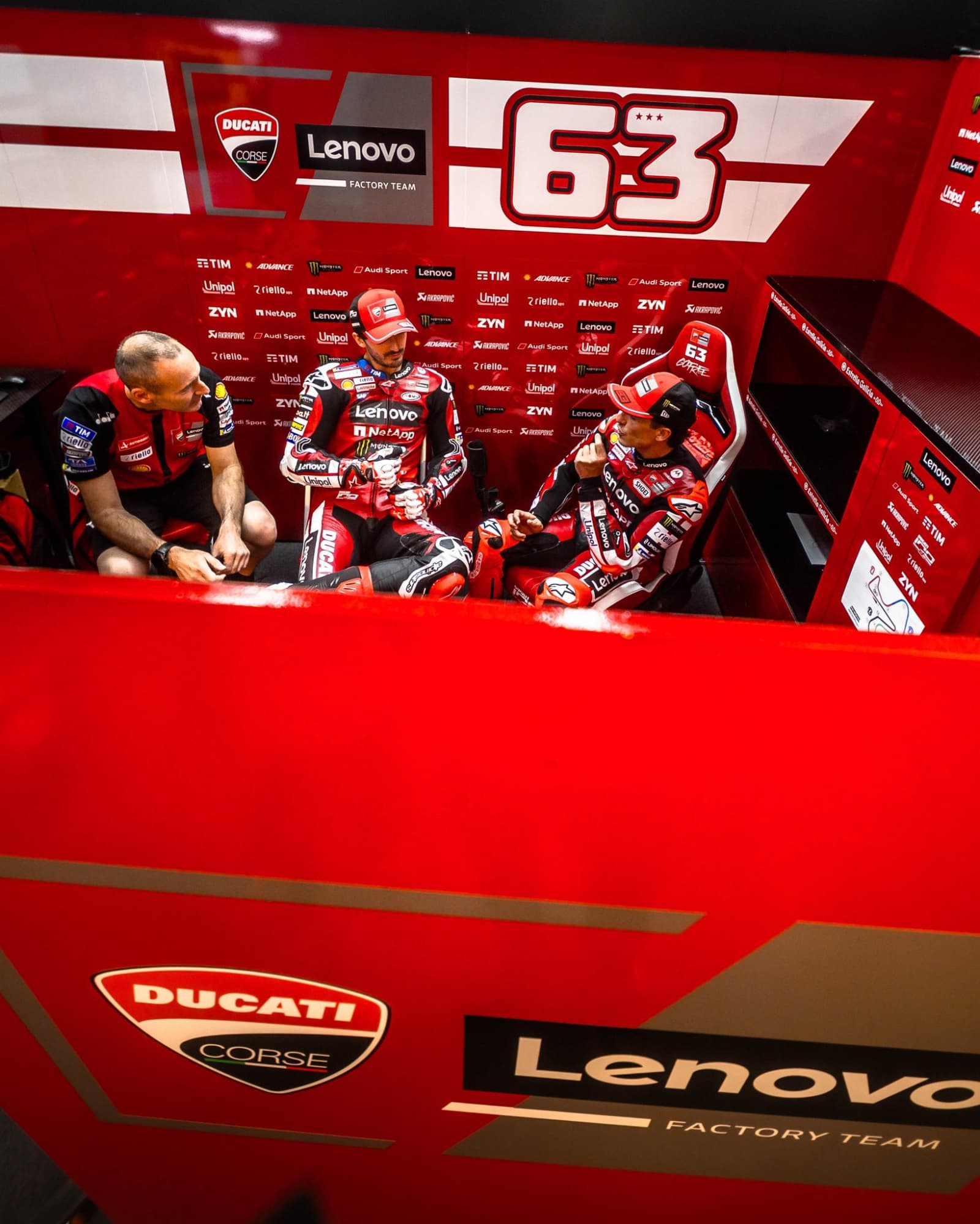 Gabarrini, Bagnaia y Marc Márquez hablan en el test.