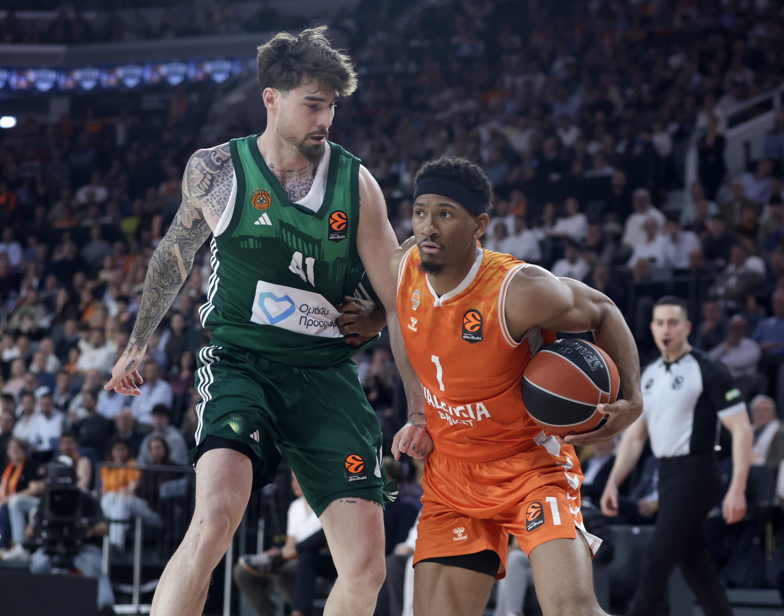 Juancho Hernangómez agarra de la camiseta a Kameron Taylor en una acción.